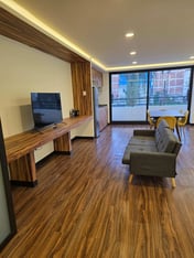 Modern 2-Bed Apartment with Balcony & Travel Advisor