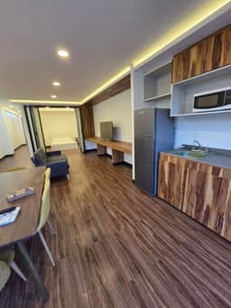 Modern 2-Bed Apartment with Balcony & Travel Advisor - Image 4