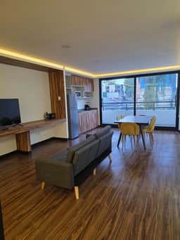 Modern 2-Bed Apartment with Balcony & Travel Advisor - Image 2