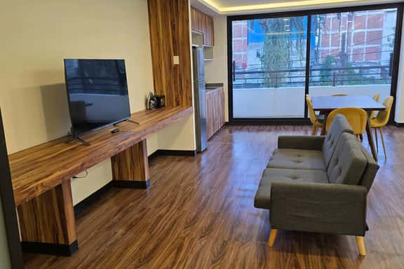 Modern 2-Bed Apartment with Balcony & Travel Advisor - Image 1
