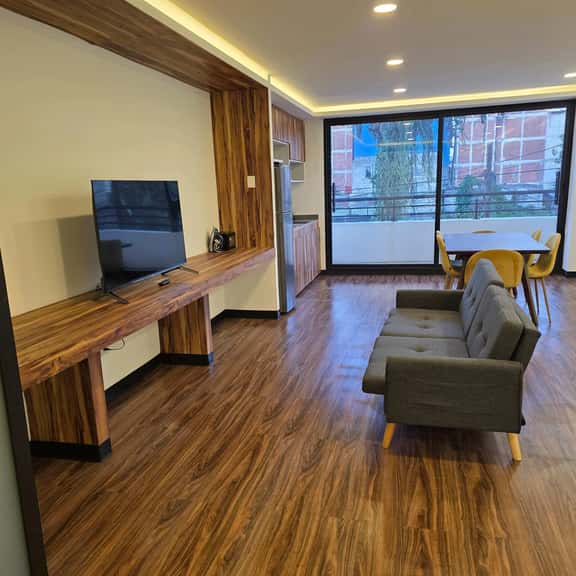 Modern 2-Bed Apartment with Balcony & Travel Advisor - Image 1