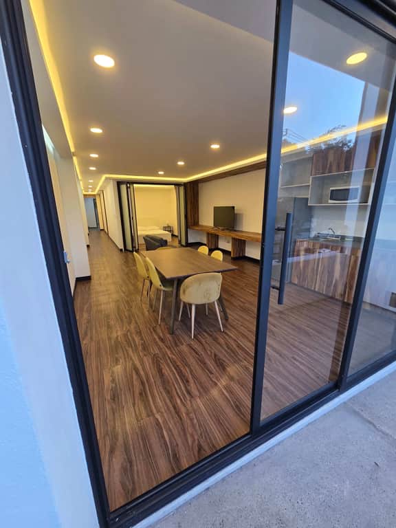Modern 2-Bed Apartment with Balcony & Travel Advisor - Image 5