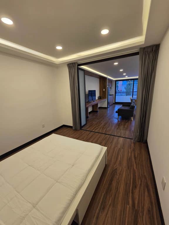 Modern 2-Bed Apartment with Balcony & Travel Advisor - Image 3
