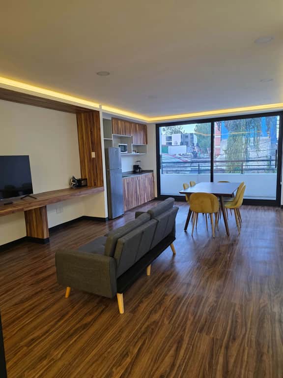Modern 2-Bed Apartment with Balcony & Travel Advisor - Image 2